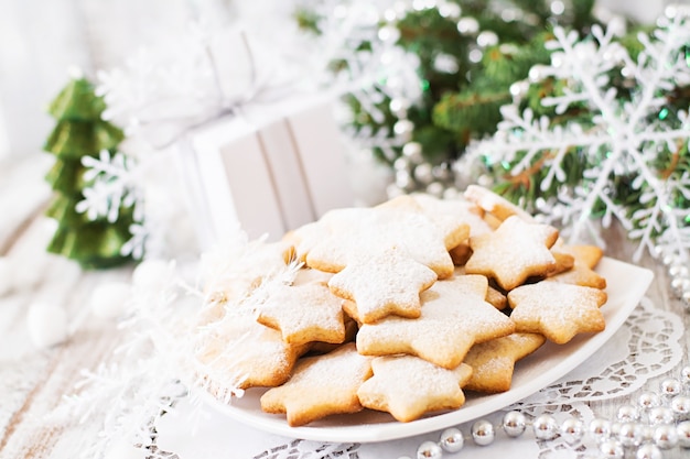 Biscuits de Noël et guirlandes