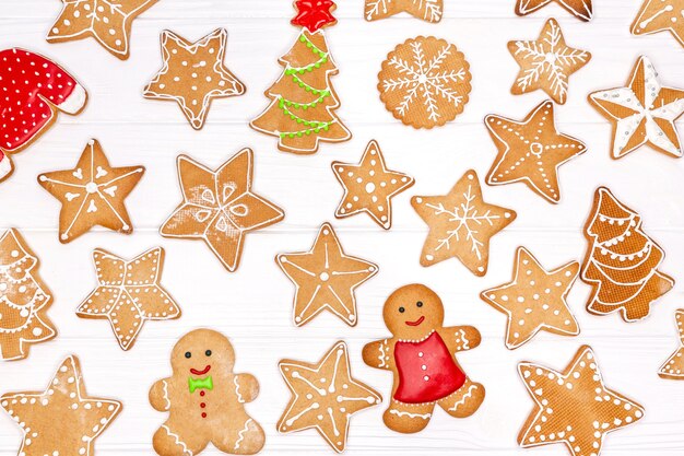 Biscuits de Noël isolés sur fond blanc. Ensemble de biscuits de pain d'épice maison de Noël