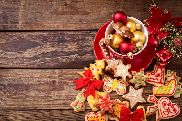 Biscuits de Noël et jouets sur table en bois