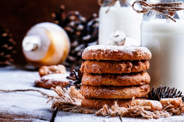 Biscuits de Noël et lait chaud dans des bouteilles de style rustique vintage background selective focus