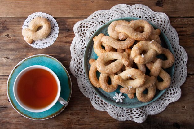 Biscuits de Noël norvégiens dans une assiette turquoise