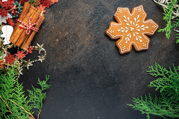 Biscuits de noël en pain d'épice cookies carte de nouvel an fond de nourriture dessert sucré fait maison