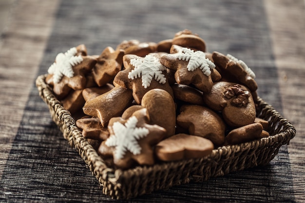 Biscuits de Noël en pain d'épice sur la table de la cuisine - Gros plan.