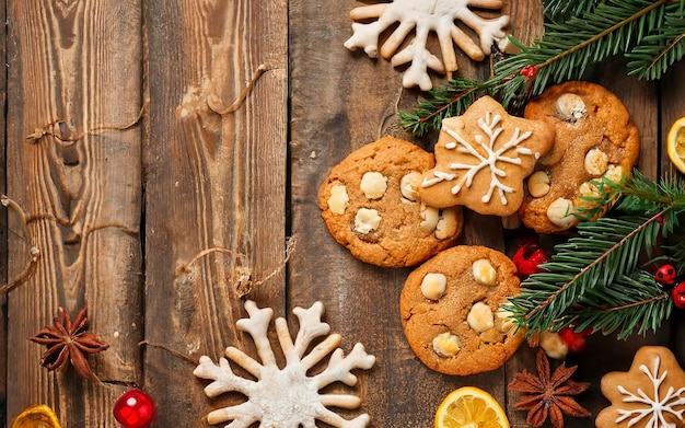 Des biscuits de Noël et des parfums sur un fond en bois