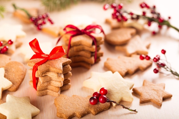 Biscuits de Noël savoureux avec ruban rouge sur fond