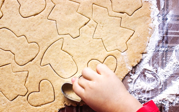 Les biscuits de Noël sont faits maison. Mise au point sélective. Aliments.