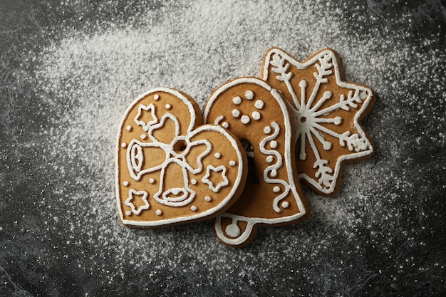 Biscuits de Noël et sucre en poudre