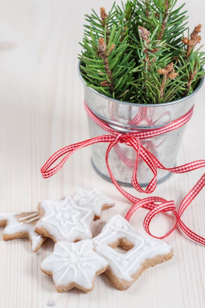 Biscuits de Noël sur une table blanche