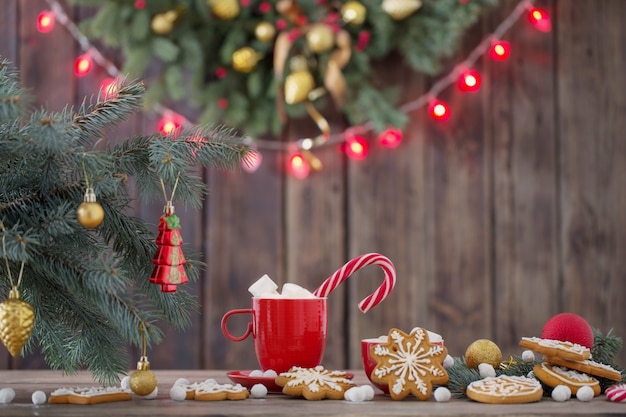 Biscuits de Noël sur table en bois dans la cuisine