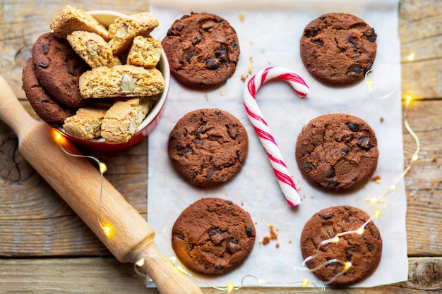 Biscuits de Noël sur une table en bois avec du cacao et des guimauves Bonbons de Noël avec un jouet sur le