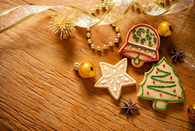 Biscuits de Noël sur table en bois.