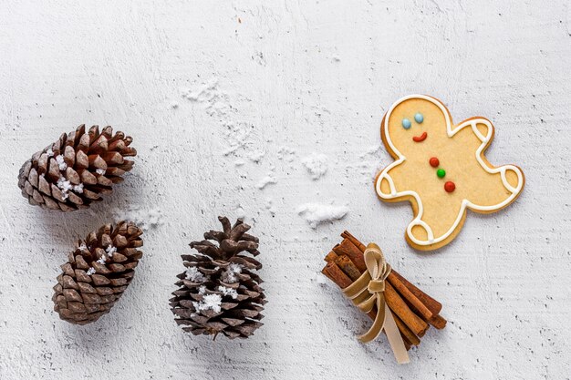 Biscuits de Noël sur table en bois