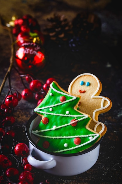 Biscuits de Noël sur table en bois