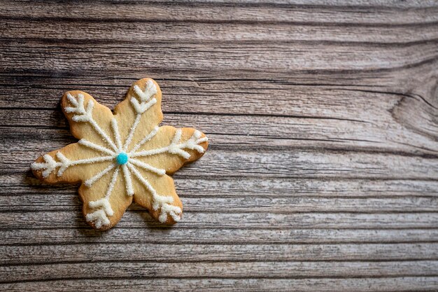 Biscuits de Noël sur table en bois