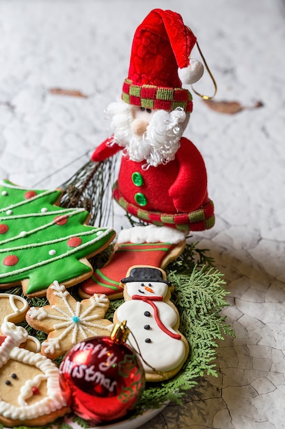 Biscuits de Noël sur table en bois