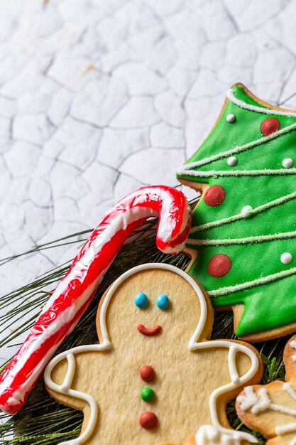 Biscuits de Noël sur table en bois