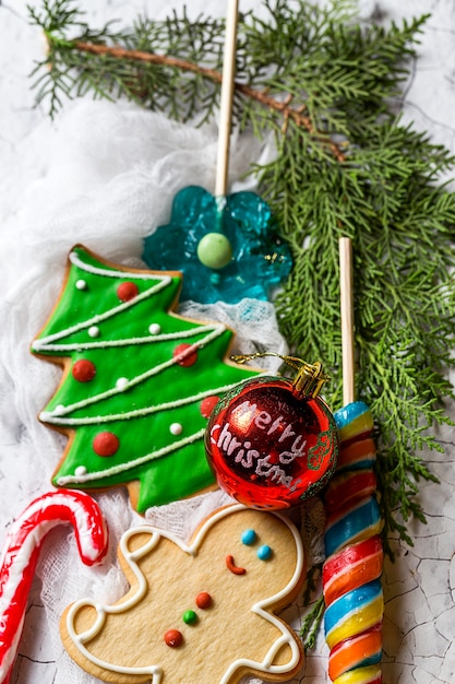 Biscuits de Noël sur table en bois