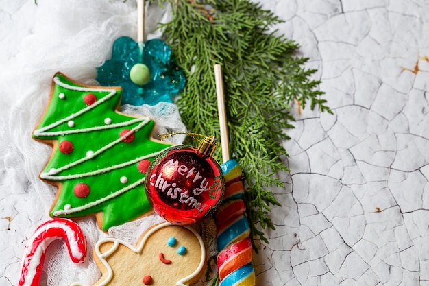 Biscuits de Noël sur table en bois