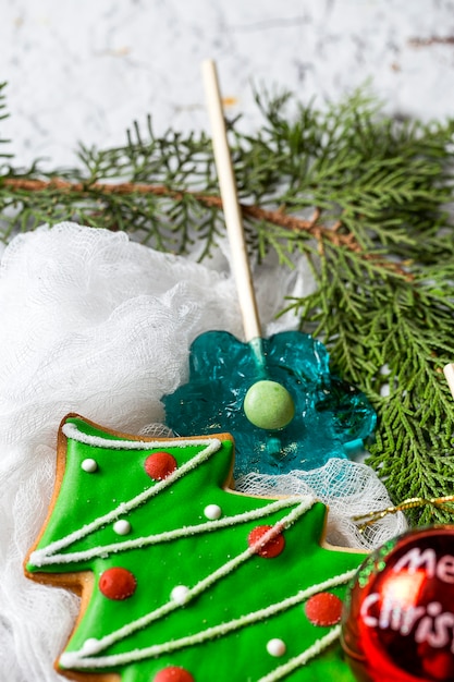 Biscuits de Noël sur table en bois