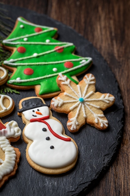 Biscuits de Noël sur table en bois