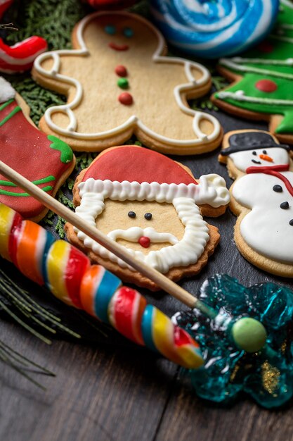 Biscuits de Noël sur table en bois