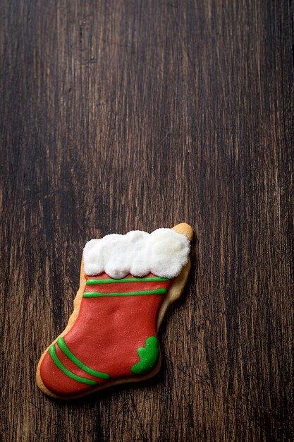 Biscuits de Noël sur table en bois