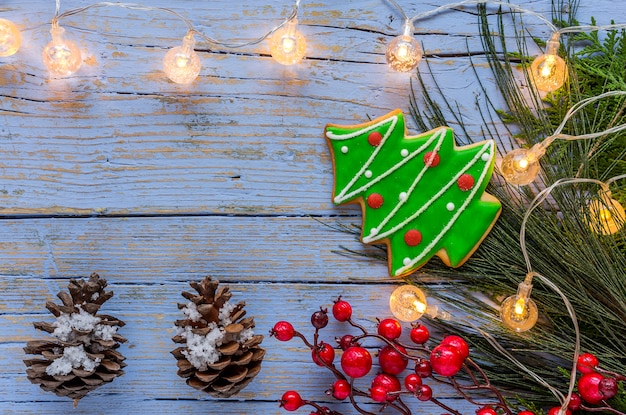 Biscuits de Noël sur table en bois