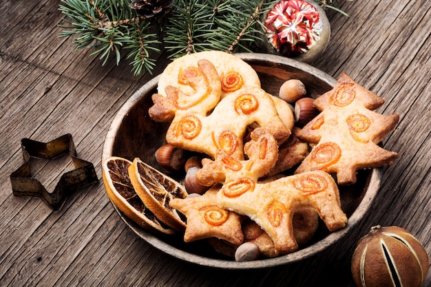 Biscuits de Noël sur une table en bois