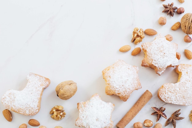 Biscuits de Noël sur table en marbre blanc