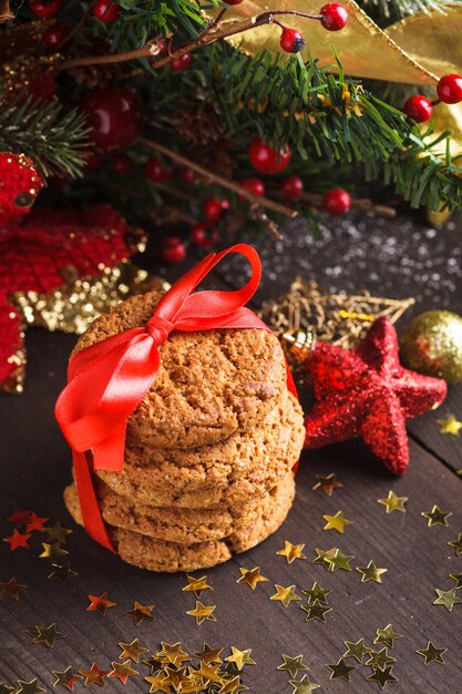 Biscuits de Noël sur la table avec ruban rouge