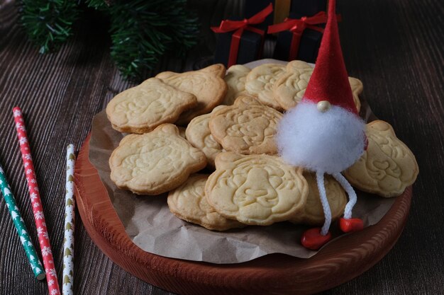Biscuits de Noël tête de tigre avec un fond en bois gnome assis