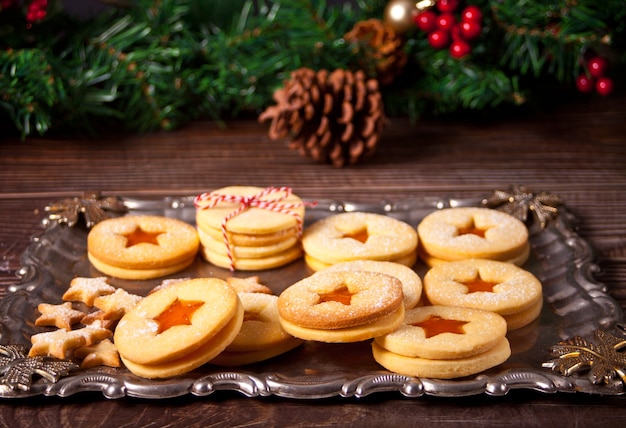 Biscuits De Noël Traditionnels Autrichiens Biscuits Linzer Remplis De Confiture D'abricots.