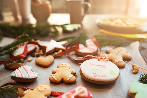 Biscuits de Noël traditionnels sur la table de la cuisine