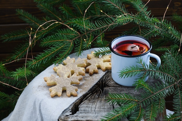 Biscuits de Noël et vin chaud sur table en bois