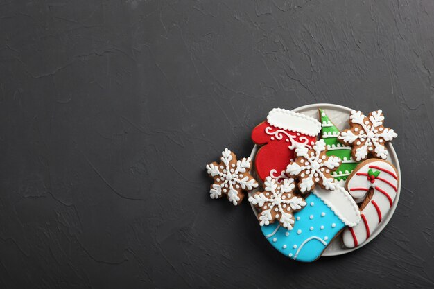 Biscuits de Noël et vue de dessus d'accessoires de Noël