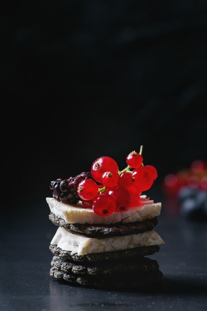 Biscuits noirs au fromage et aux baies