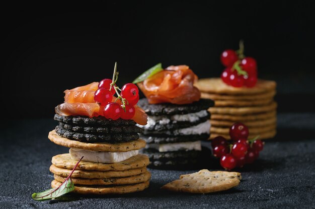 Biscuits noirs au saumon et baies