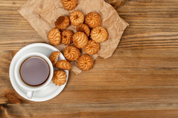 Biscuits à la noix de coco au four naturels ou macarons à la noix de coco avec copeaux de coco