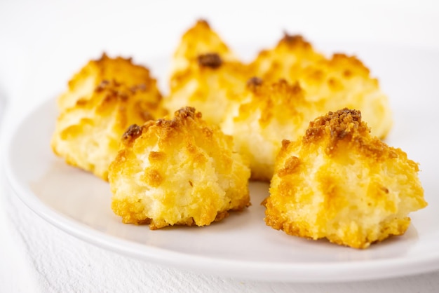 Biscuits à la noix de coco frais faits maison sur une assiette