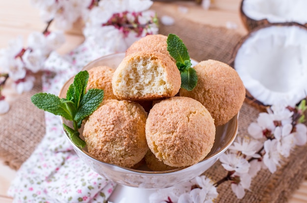 Biscuits à la noix de coco maison dans un bol