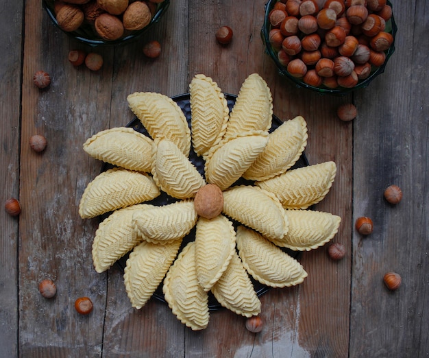 Biscuits Nowruz de vacances traditionnelles de l'Azerbaïdjan sur plaque noire sur le rustique avec des noix