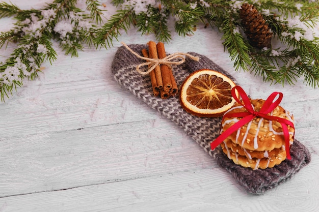 Biscuits, orange, bâtons de cannelle sur le gant