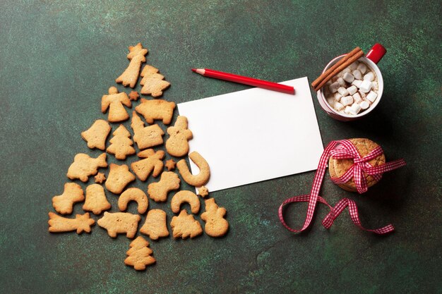 Photo biscuits de pain d'épice arbre de noël et carte de voeux