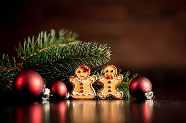 Biscuits de pain d'épice et arbre de Noël