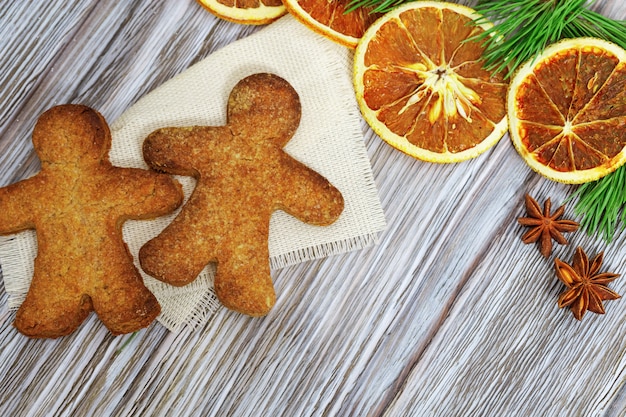 Biscuits de pain d&#39;épice sur bois gris