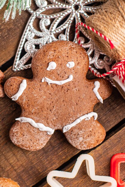 biscuits de pain d'épice bonbons de noël nouvel an traiter doux dessert bonhomme de pain d'épice cannelle gingembre