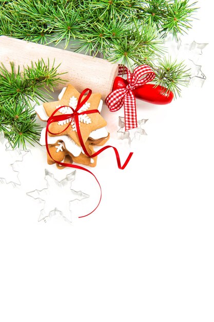 Biscuits de pain d'épice avec des branches d'arbre de Noël sur fond blanc