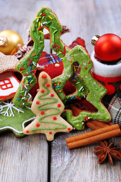 Photo biscuits de pain d'épice avec décoration de noël sur fond de table en bois