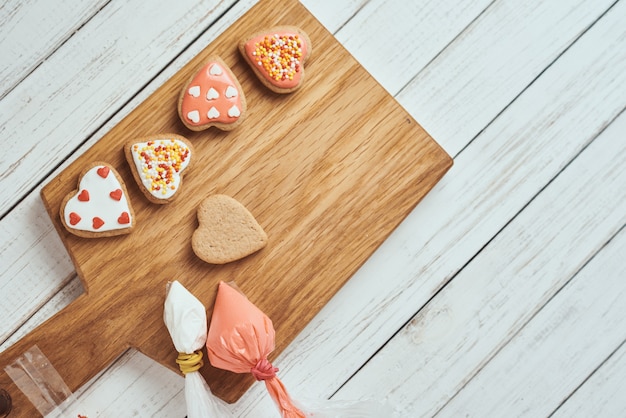 Biscuits de pain d'épice décorés avec du glaçage sur la table