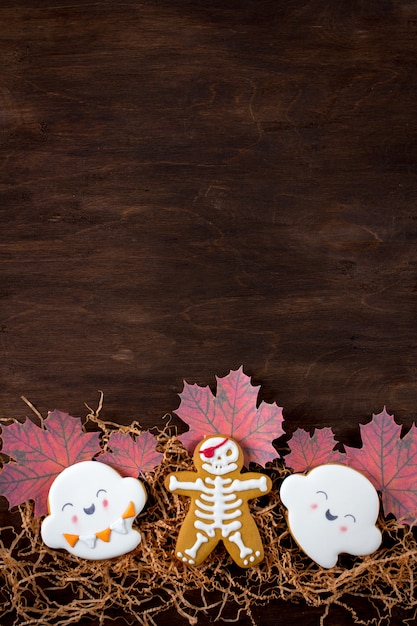 Biscuits de pain d'épice drôles pour Halloween. Fond marron festif.